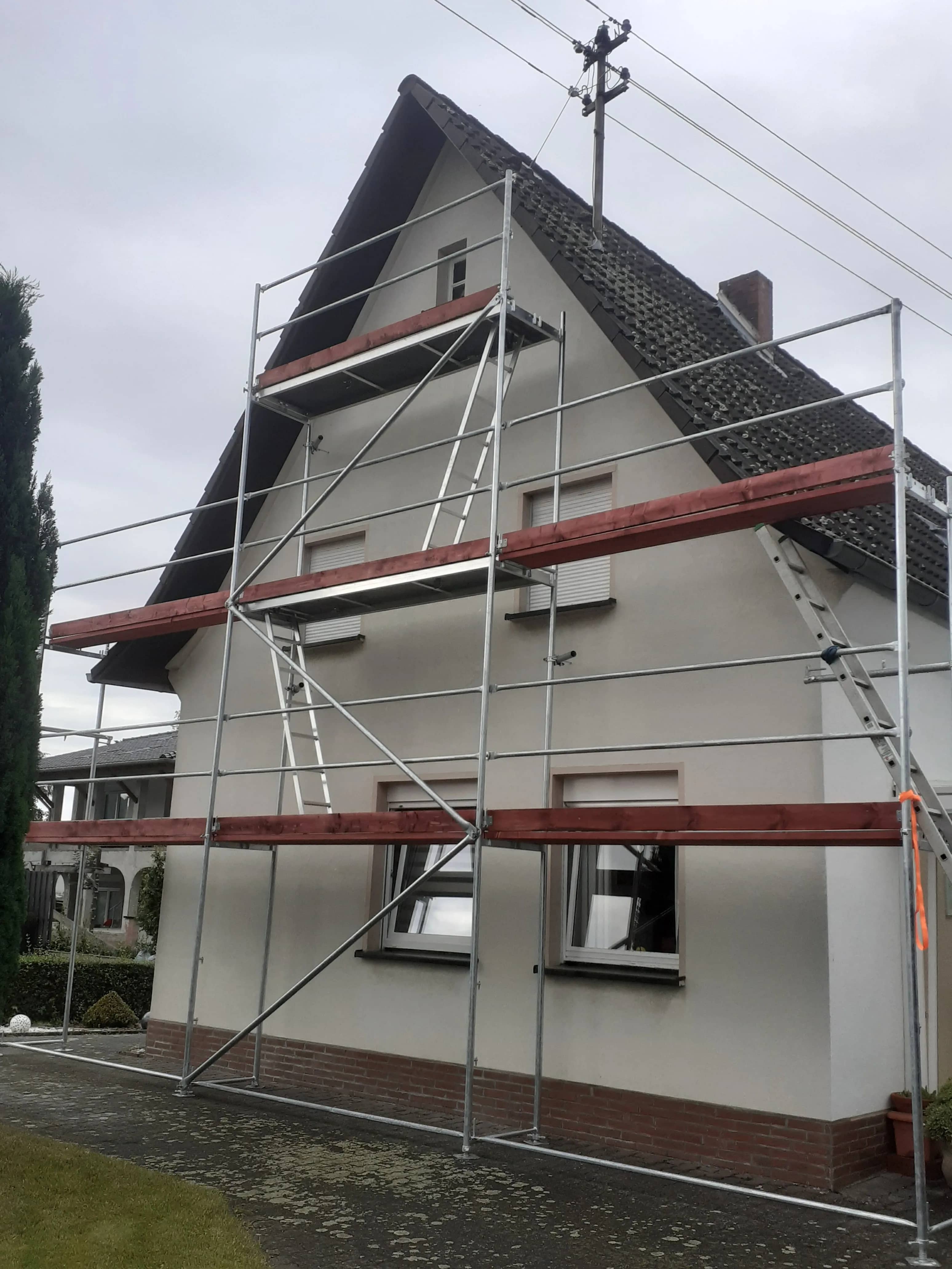 Fassadengerüst am Giebel eines Einfamilienhauses in Königswinter